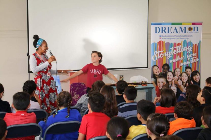 Wendy Shearer storytelling in Colegio Menor School, Ecuador