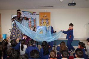 Wendy Shearer storytelling in Colegio Terra Nova School, Ecuador