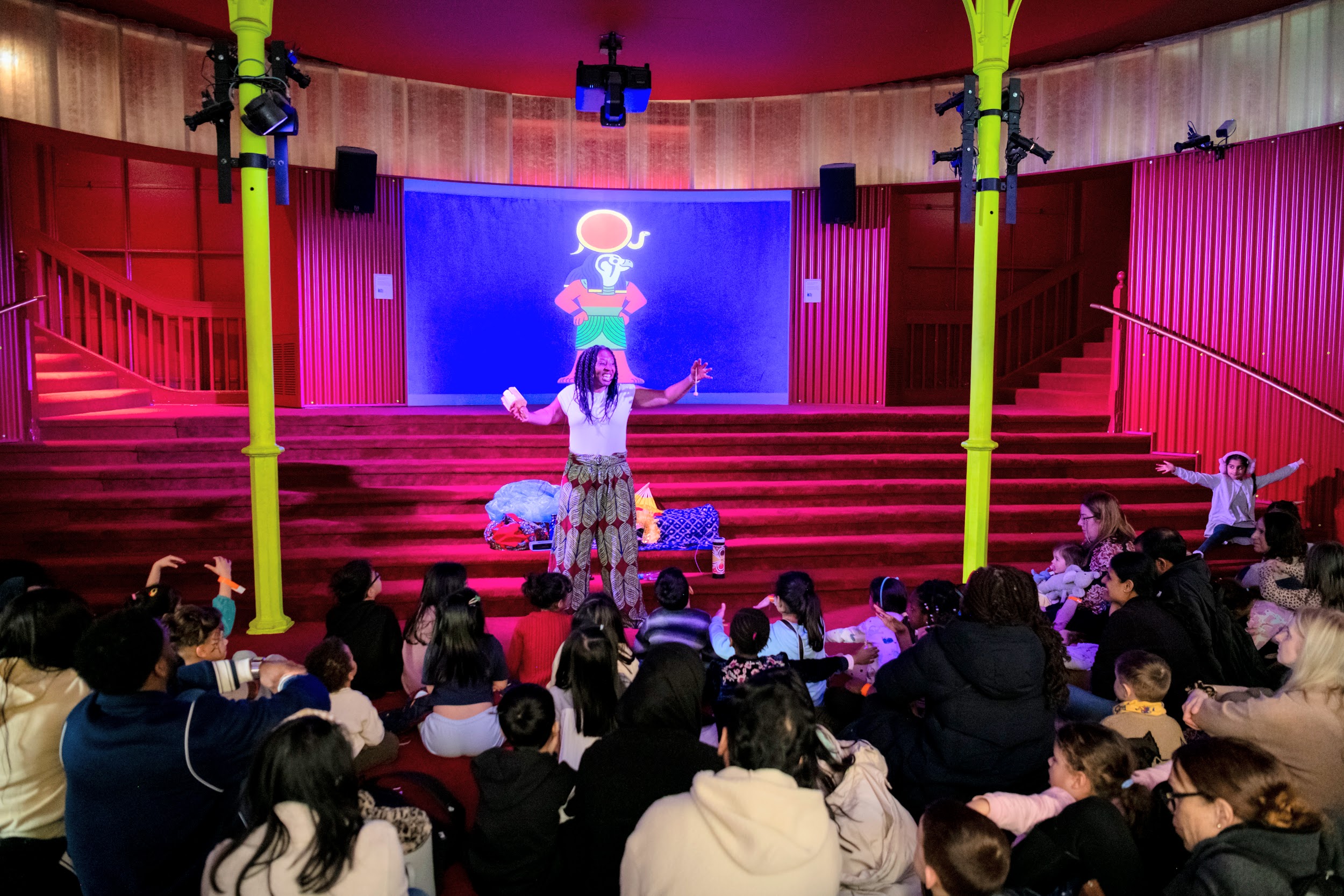 Wendy Shearer storytelling at the Young V&A