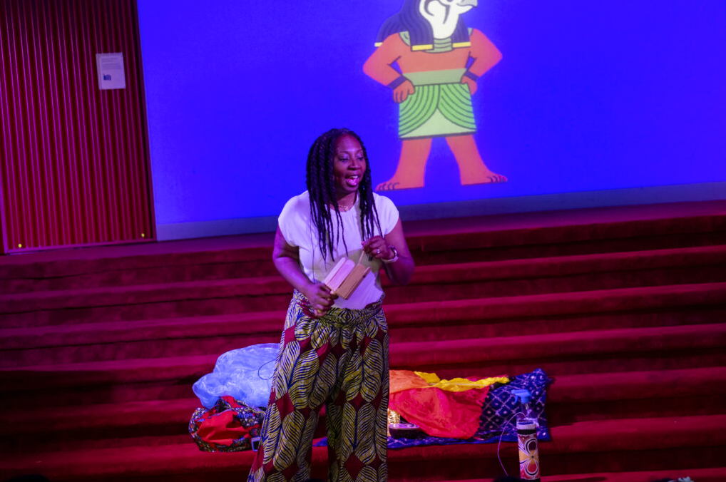 Wendy Shearer storyteling at the Young V & A